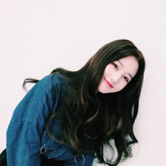 African Black Woman's Long Wavy Middle Part Wig