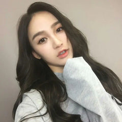 African Black Woman's Long Wavy Middle Part Wig